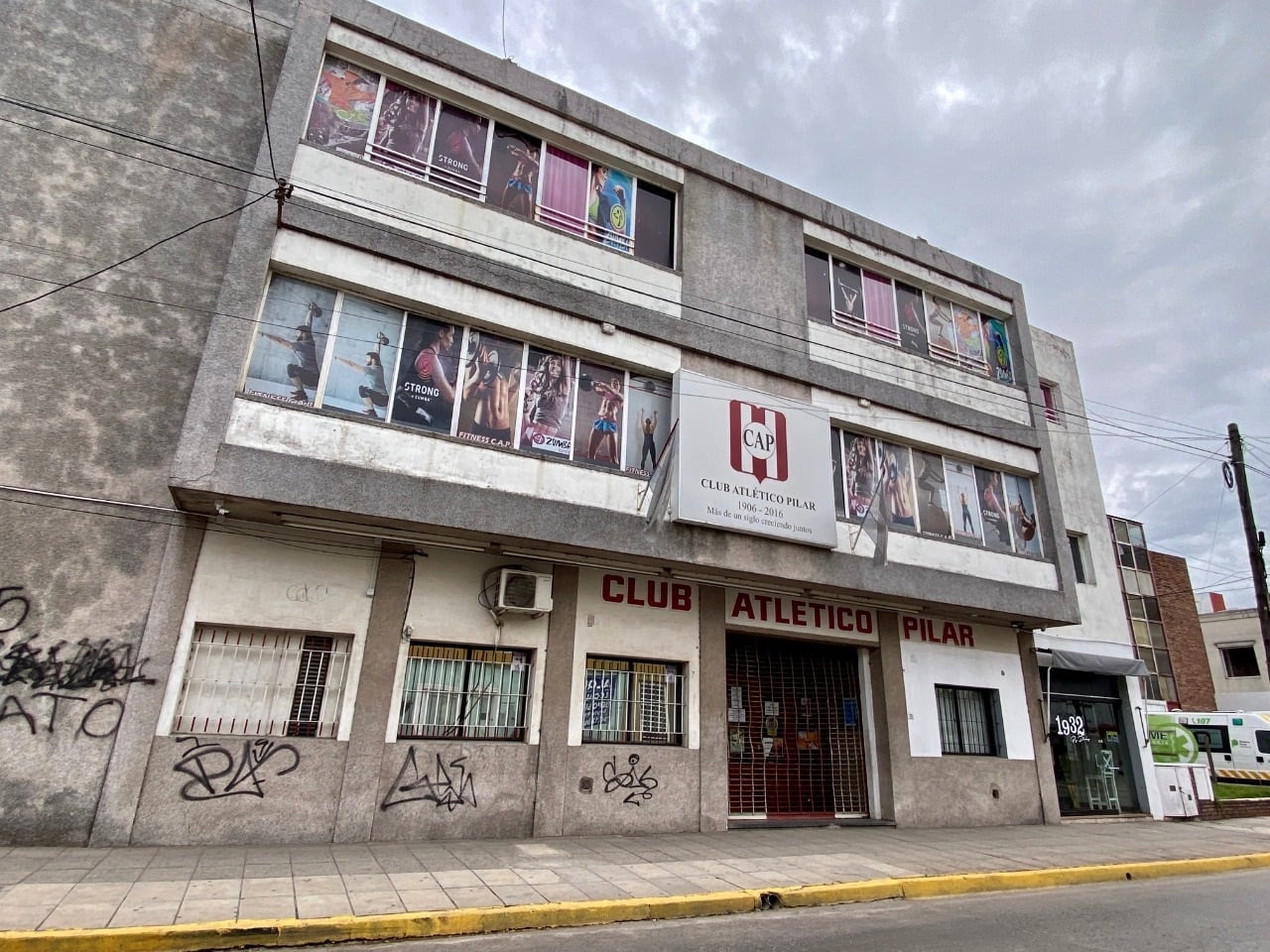 La fachada del edificio del Club Atlético Pilar