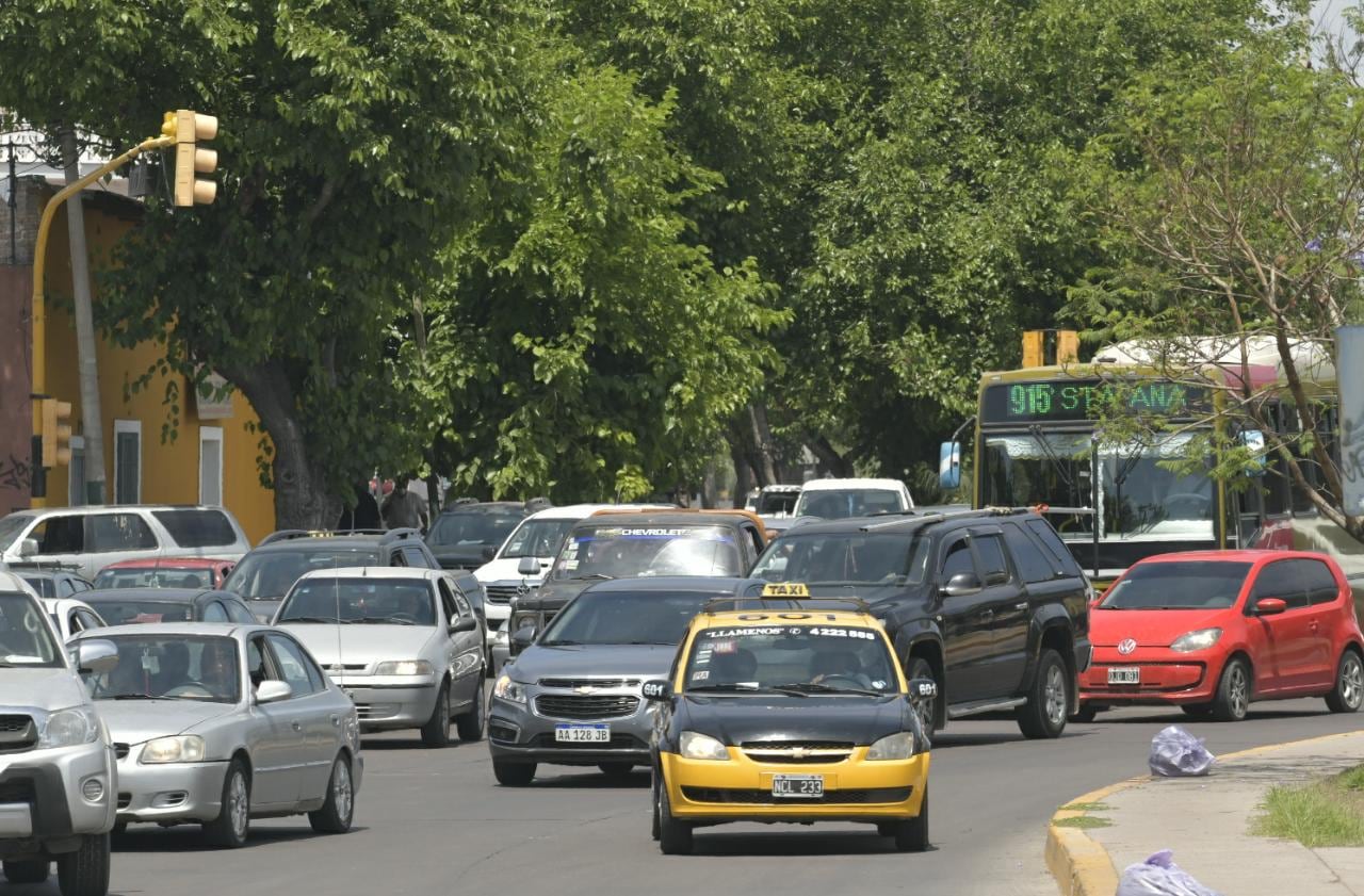 Choque múltiple en el nudo vial de Costanera. Orlando Pelichotti / Los Andes