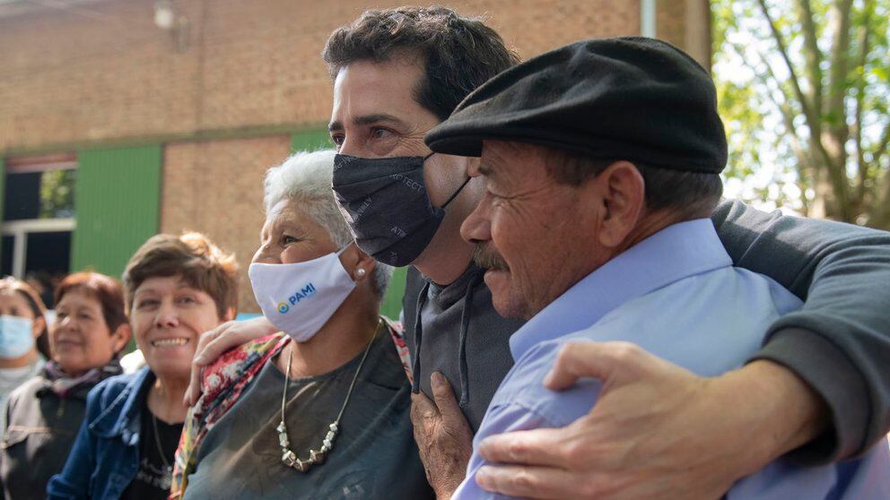 Wado de Pedro con jubilados en la Fiesta del Salame Quintero.