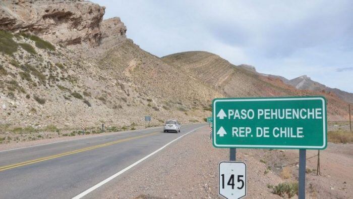 Presentaron tres propuestas para que el Paso Pehuenche a Chile abra para todo tipo de vehículos
Autoridades chilenas y mendocinas se reunieron para gestionar la unificación del paso en el sur provincial. Quieren que sea un paso alternativo al Cristo Redentor.