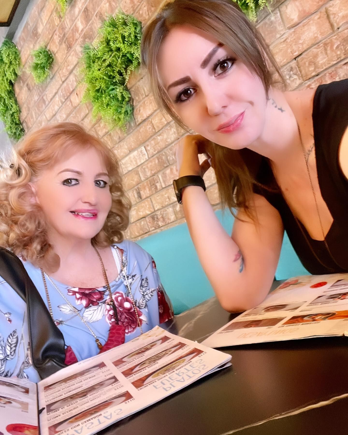 Vanesa Villagrán junto a su madre. 