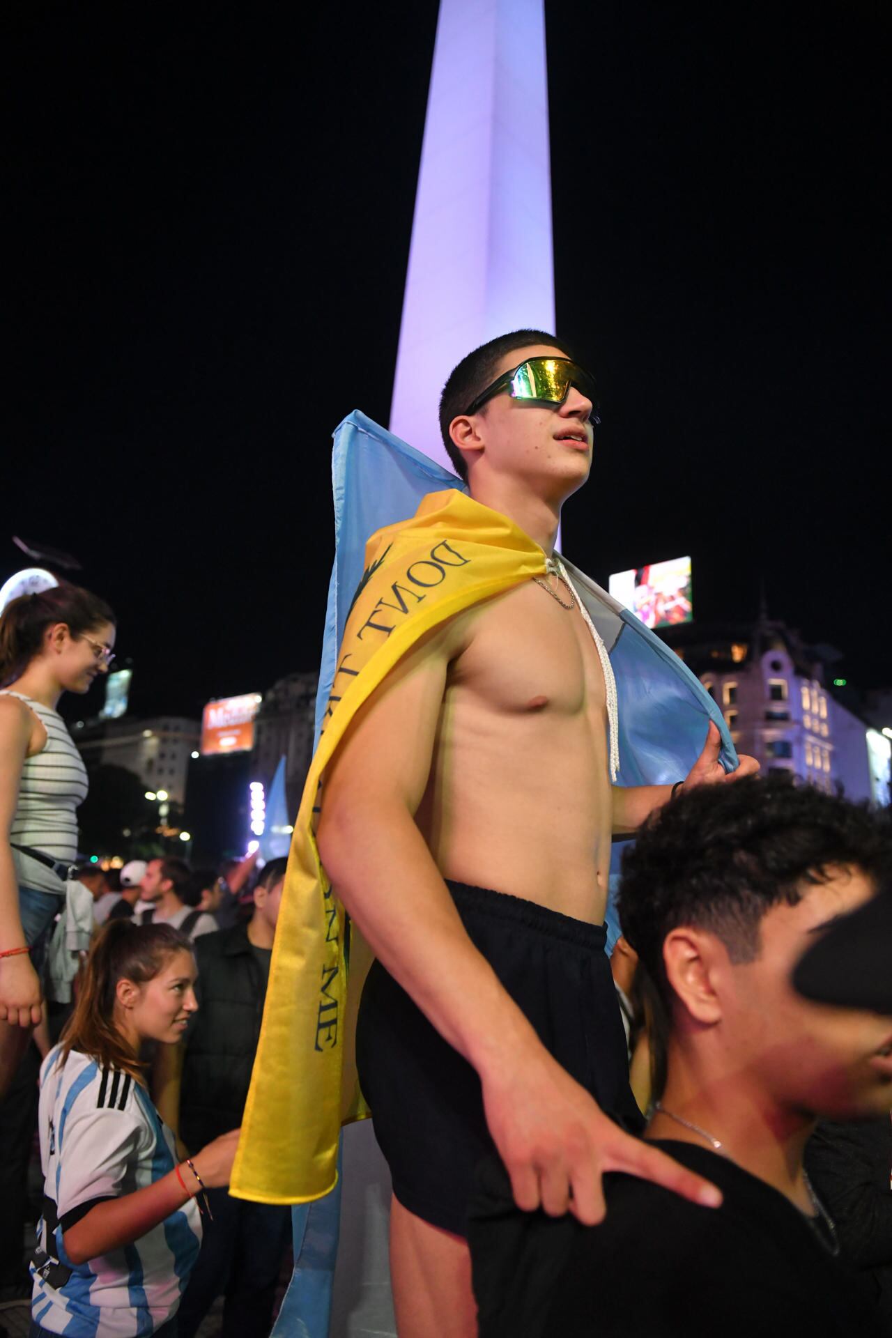 Simpatizantes del presidente electo de Argentina, Javier Milei, celebran en las calles tras conocer los resultados que le dieron como ganador del balotaje tras la jornada electoral de segunda vuelta, hoy, en Buenos Aires. EFE/ Enrique García Medina
