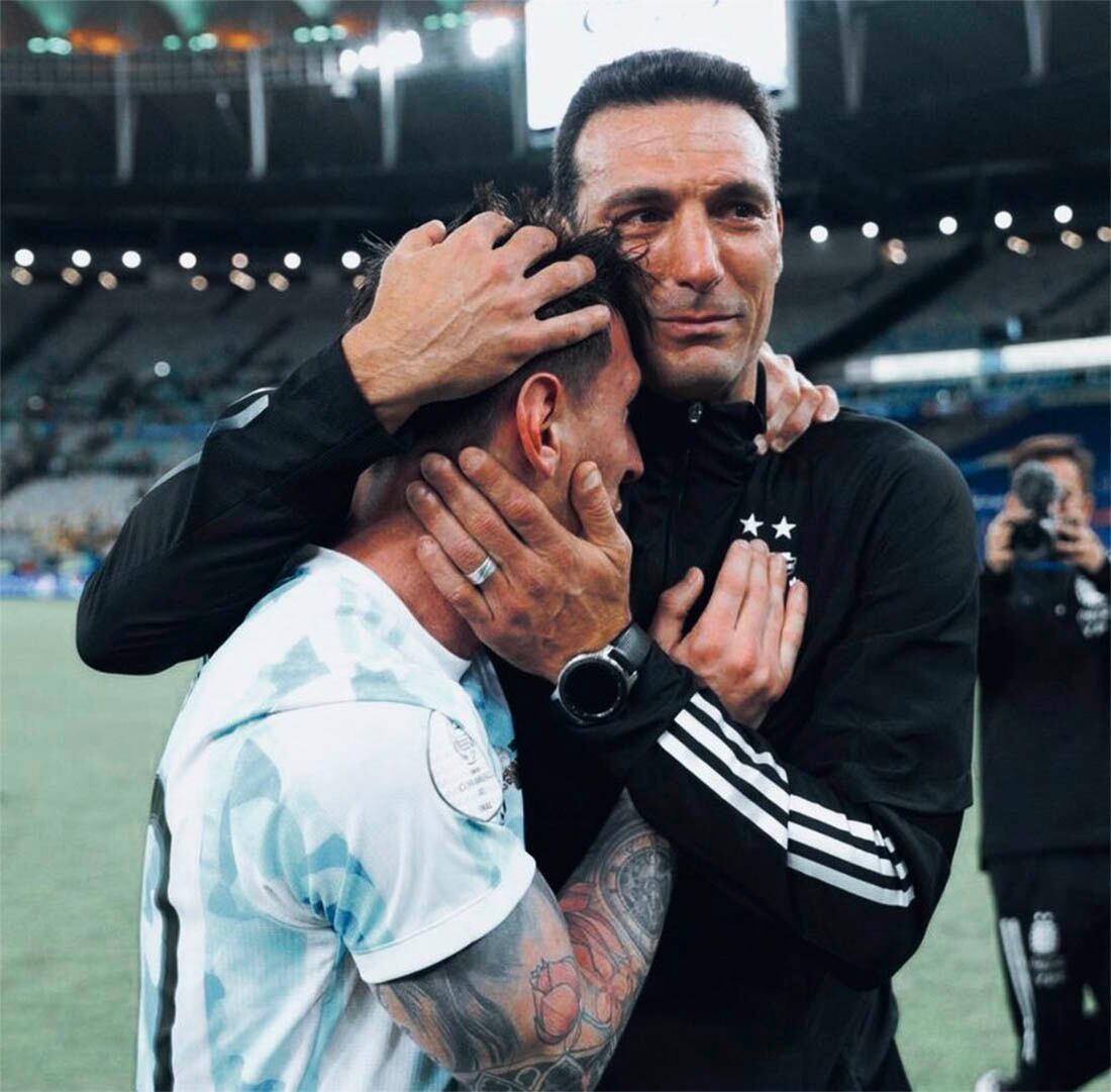 El abrazo final tras la consagración en Brasil entre Messi y Lionel Scaloni. / Gentileza. 