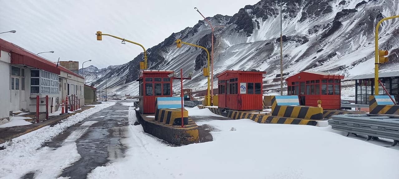 El paso a Chile permanecerá cerrado durante todo el sábado por mal tiempo en alta montaña.