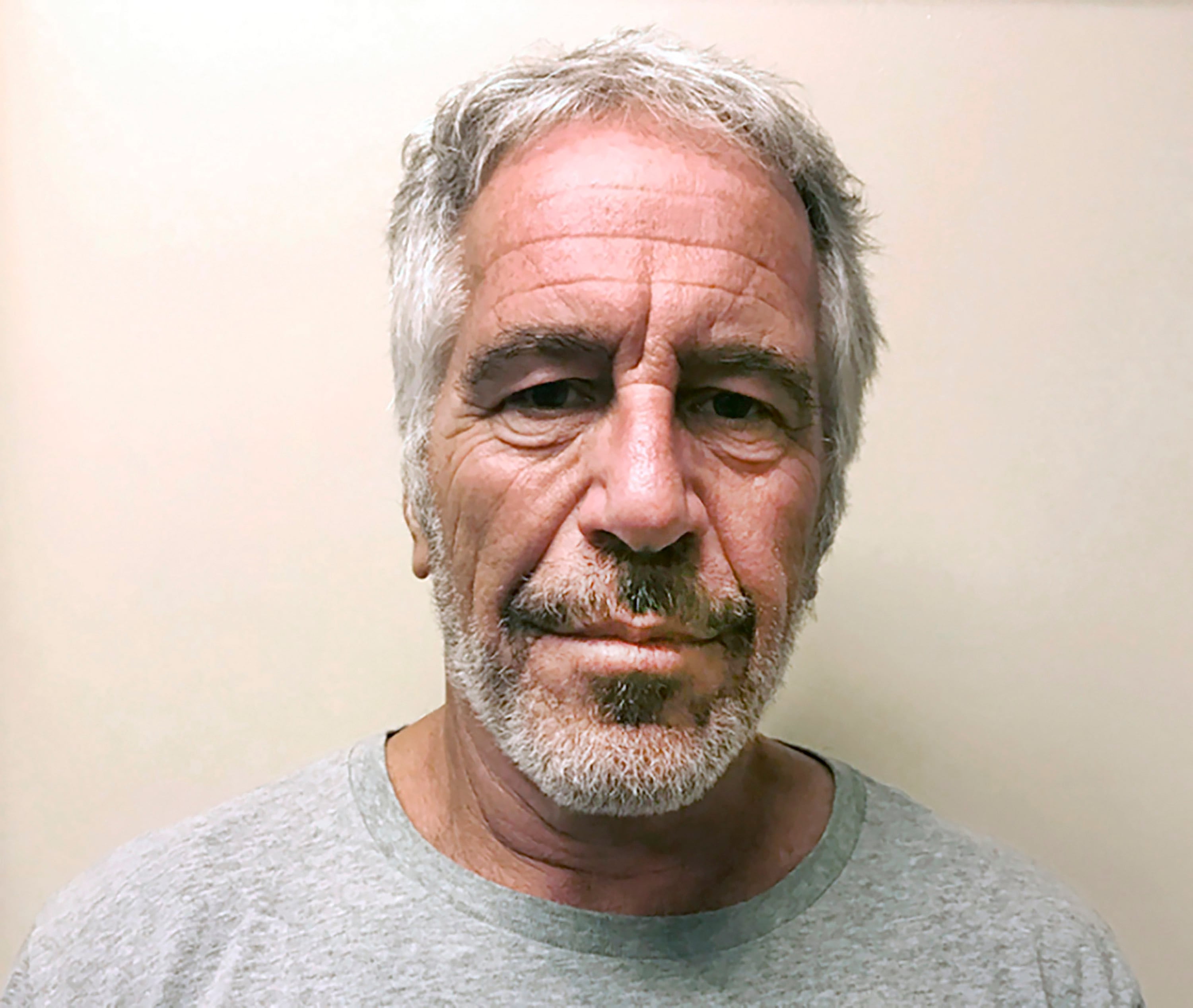 ARCHIVO - Esta foto del 28 de marzo de 2017 distribuida por el Registro de Delincuentes Sexuales de Nueva York muestra a Jeffrey Epstein, empresario acusado de tráfico sexual. (New York State Sex Offender Registry via AP, Archivo)