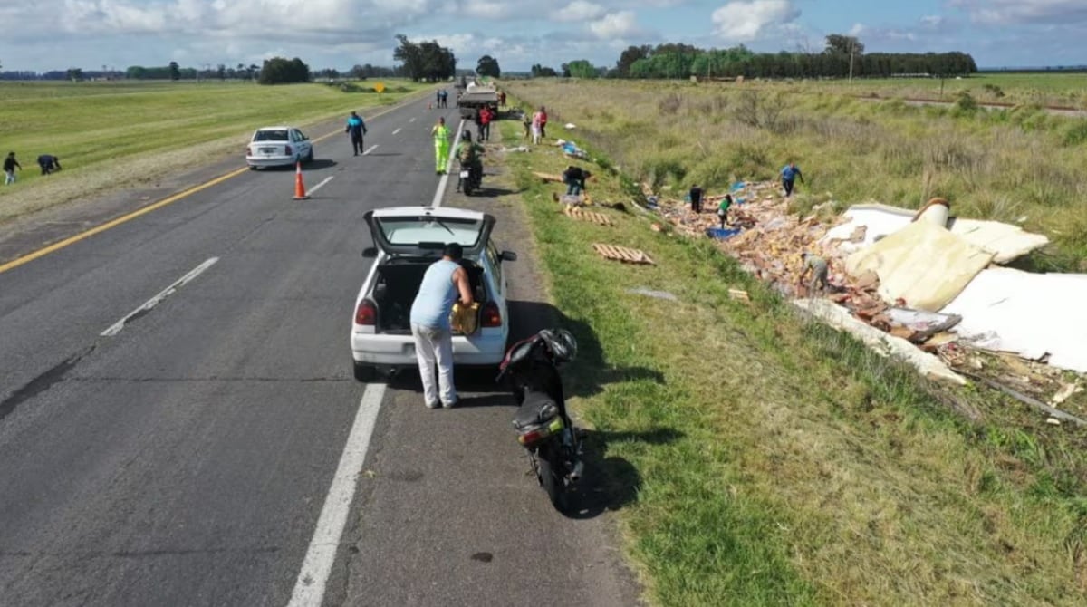 Un camión cargado de pollos volcó y la gente saqueó la mercadería