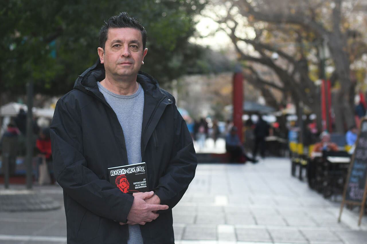 Néstor Sampirisi, periodista de Diario Los Andes presenta su libro ROCANROLES.

Foto: José Gutierrez / Los Andes