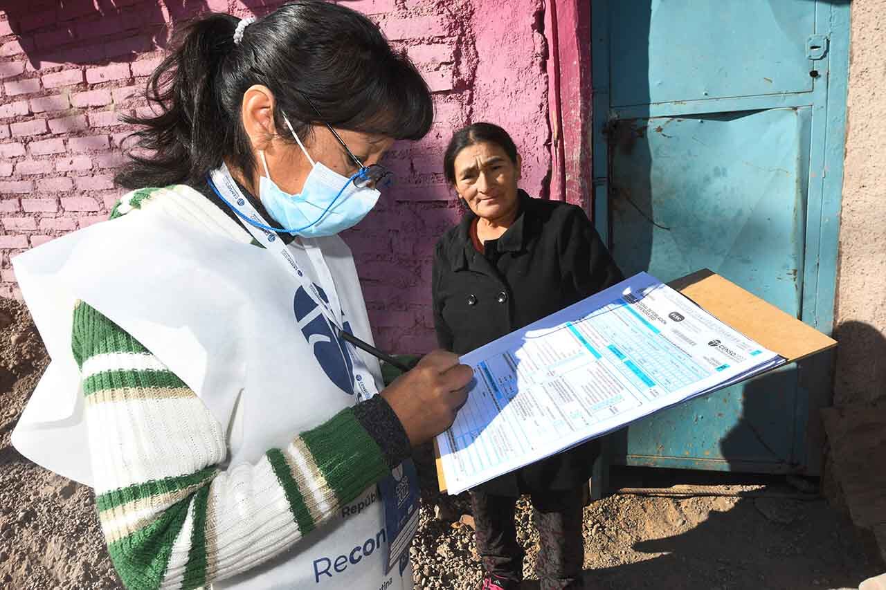 La maestra y censista Mabel durante el relevamiento en la población del barrio Flores de Ciudad durante el censo realizado en mayo del 2022. Foto:José Gutierrez / Los Andes 