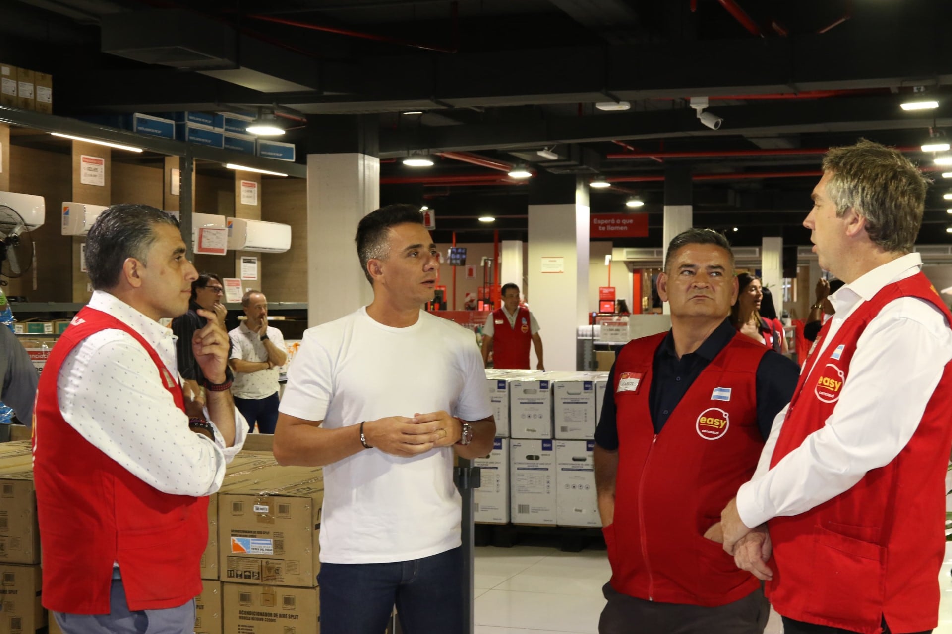 La gerentica de Easy junto al intendente de Guaymallén, Marcos Calvente, durante la inauguración de la segunda sucursal de la firma en Mendoza.