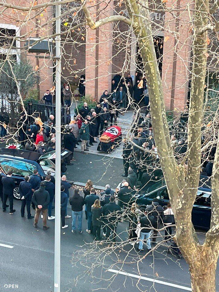 Indignación en Roma por bandera nazi en un funeral católico - Gentileza