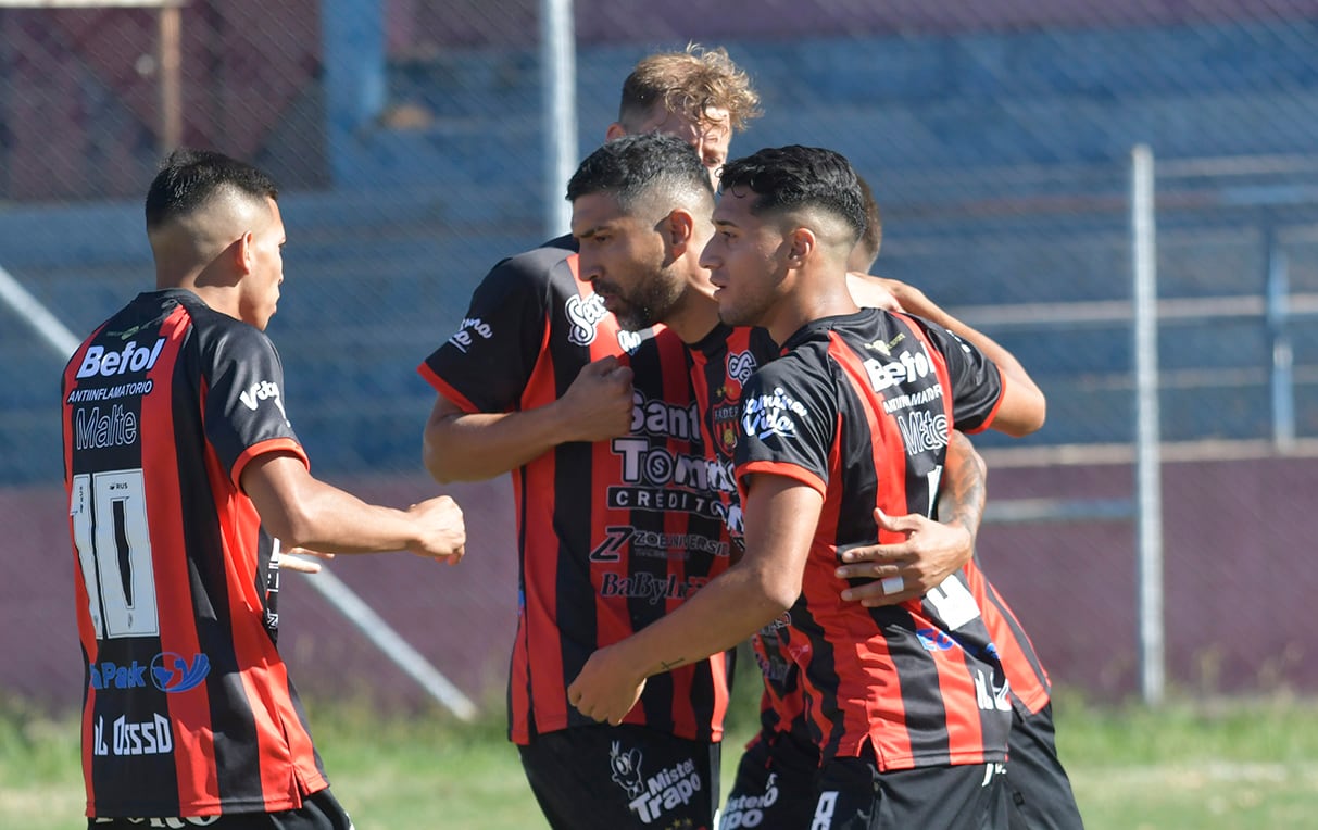 El Flaco Miranda festeja uno de sus dos goles. Fadep ganó su primer partido en el torneo y quedó como escolta de la Zona 3. Foto: Orlando Pelichotti