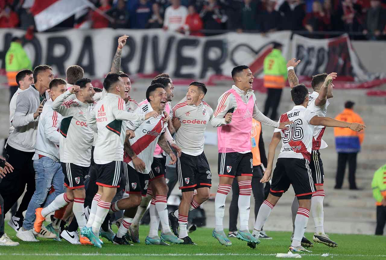 Jugadores de River celebran el triunfo ante Boca hoy, al final de un partido del campeonato de Primera División disputado en el estadio Monumental de Buenos Aires (Argentina). EFE/Juan Ignacio Roncoroni