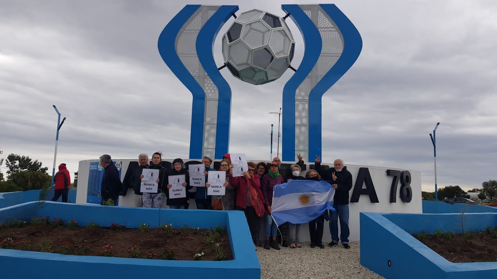 Repudio al monumento por el Mundial 78 en San Luis. Gentileza / Facebook Vecinos de La Punta.