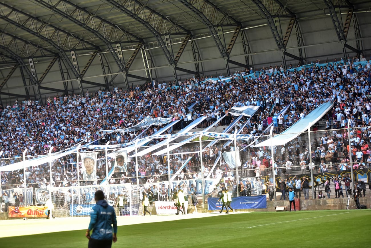 Los hinchas de Racing serán mayoría esta tarde en San Luis. (Javier Ferreyra / Enviado especial)