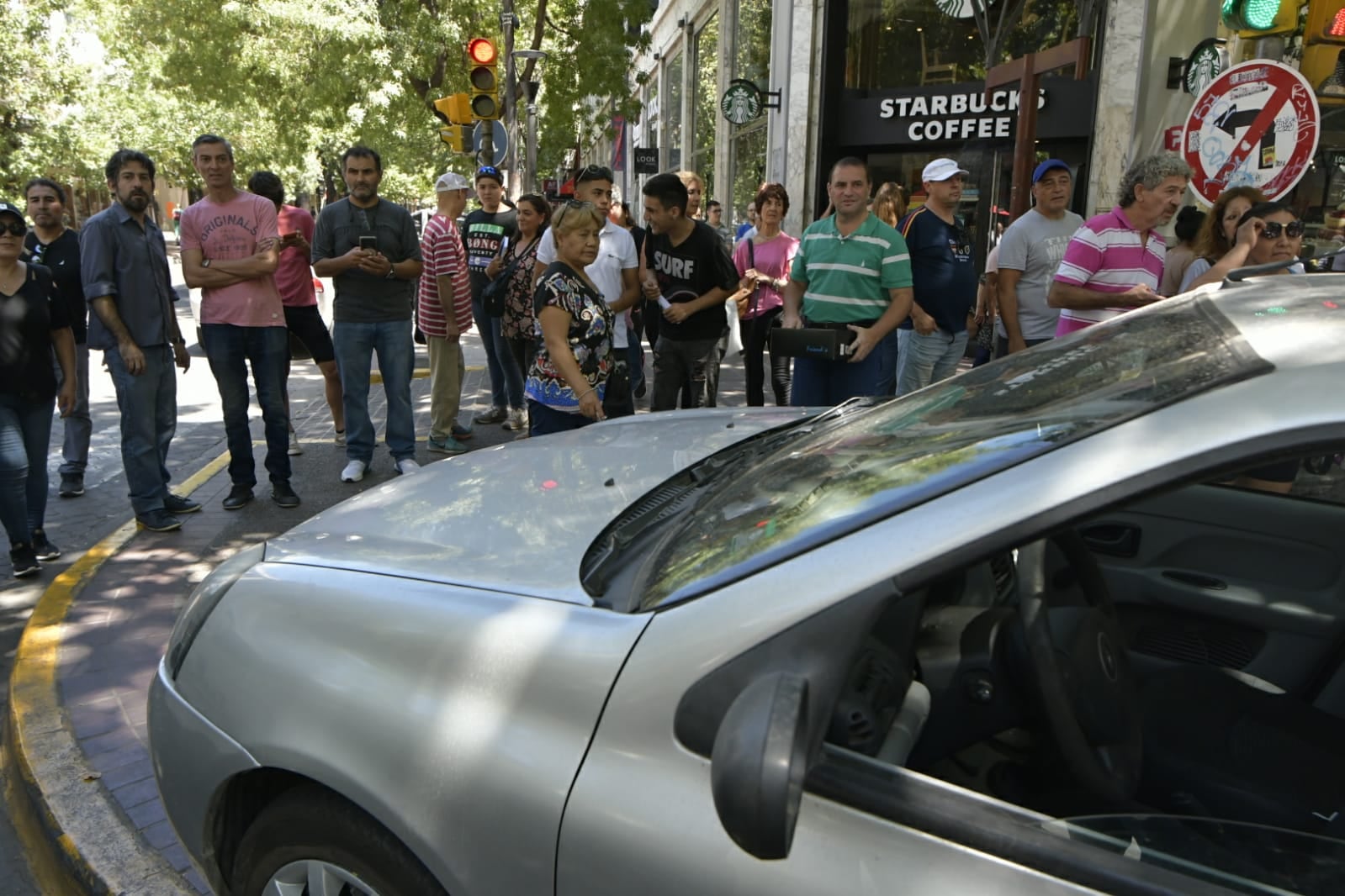 Choque múltiple en pleno corazón de la Ciudad de Mendoza: el Clio en la vereda (Orlando Pelichotti / Los Andes)