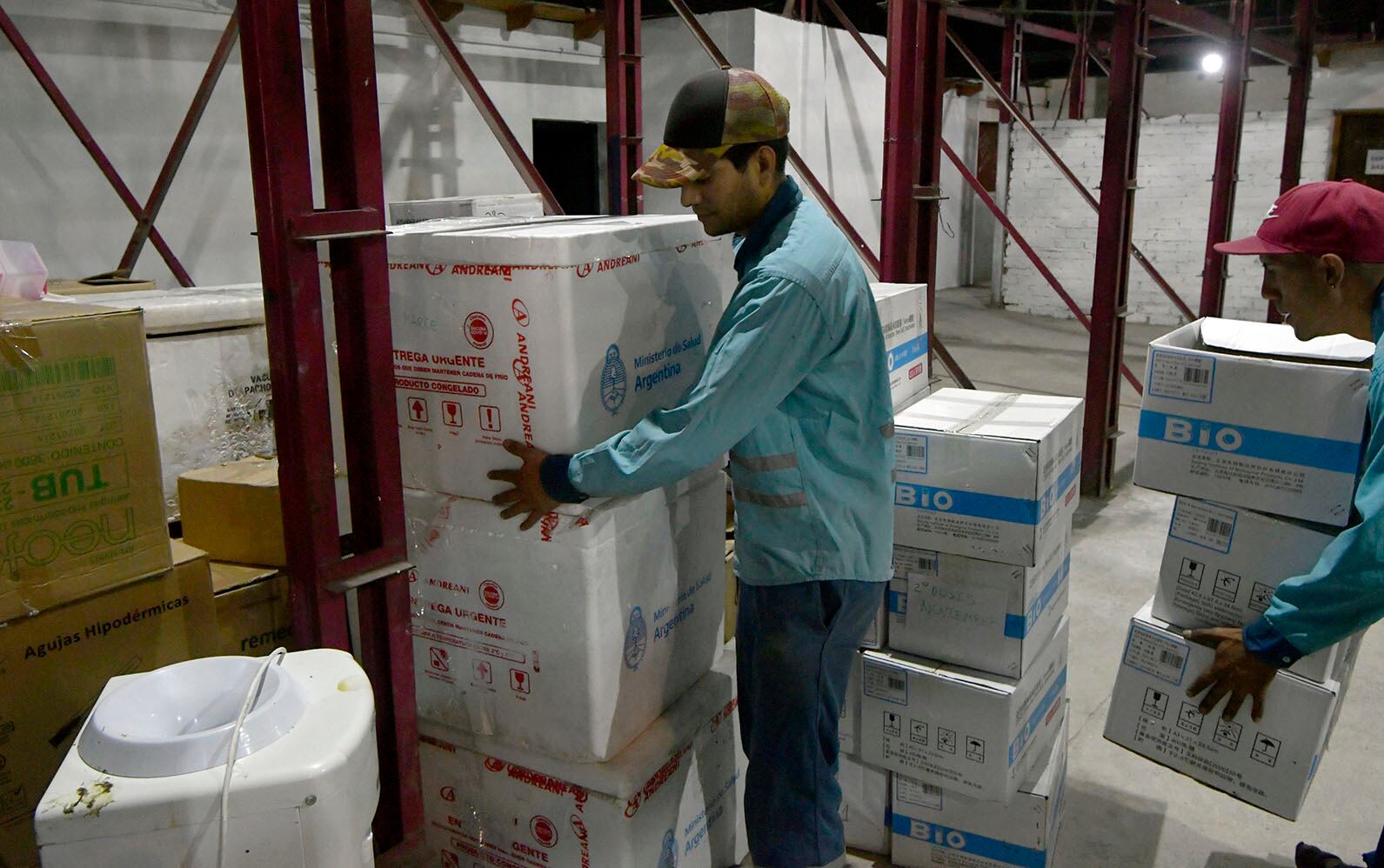 Preparación del vacunatorio de campaña en la Federación Mendocina de Box. Foto. Orlando Pelichotti / Los Andes