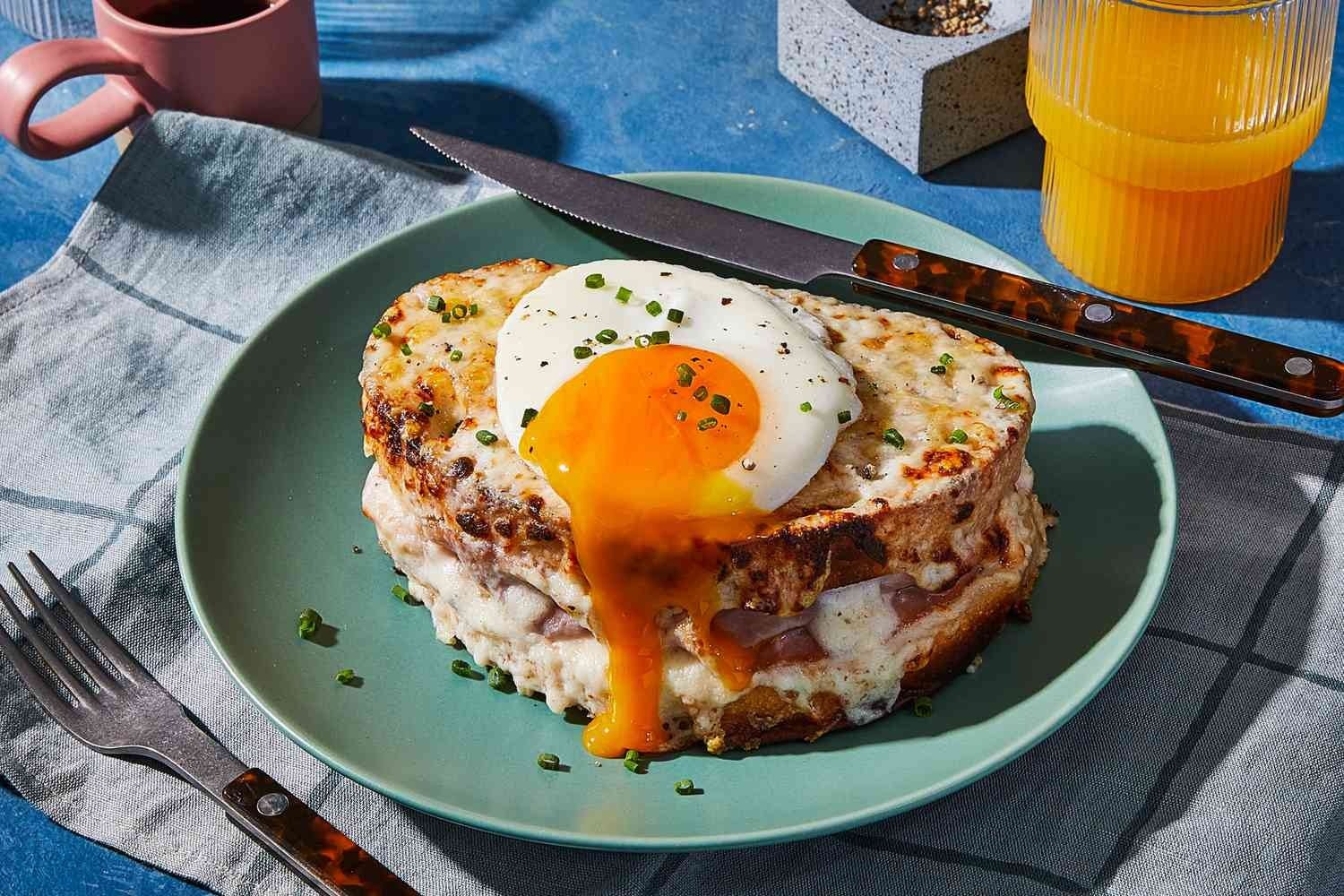 Este plato puede ocupar el lugar de cualquier comida, pero donde más se ve es en los estéticos brunch, una comida que fusiona el desayuno, breakfast en inglés, y el almuerzo, llamado lunch. 