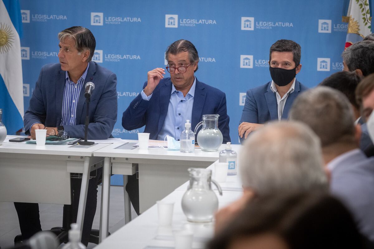  Legislatura de Mendoza
El ministro Víctor Ibañez participó en la reunión de las comisiones de Legislación y Asuntos Constitucionales (LAC) de las cámaras de Senadores y Diputados de Mendoza, para explicar el proyecto de ley de Boleta Única Papel. 

Foto: Ignacio Blanco / Los Andes  