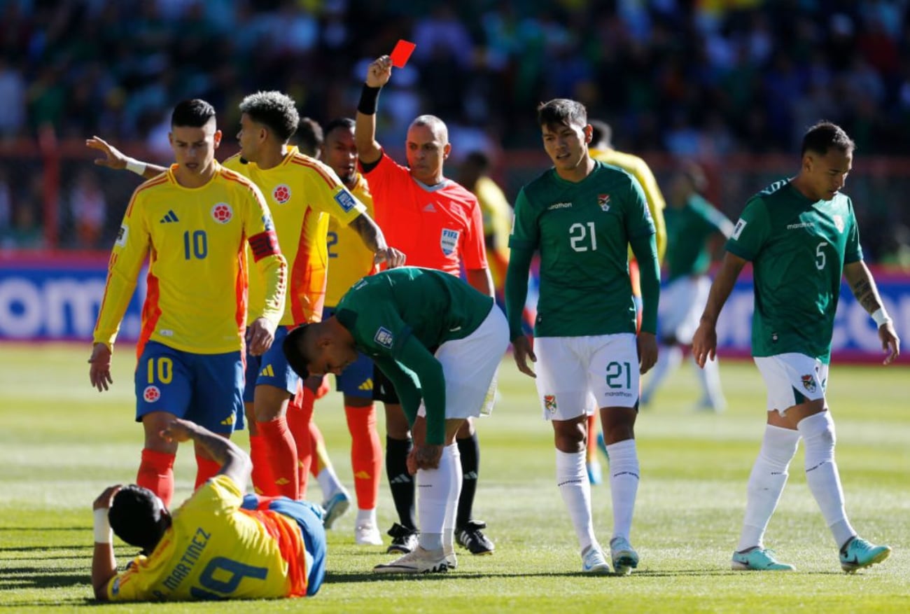 Roger Martínez ya recibió la falta, y Héctor Cuellar se va expulsado. /Foto: AP