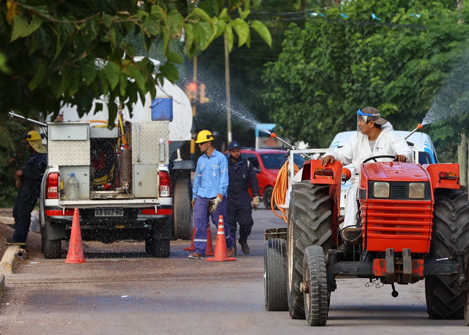 Dengue: los especialistas advierten que por si sola la fumigación no es la solución y que los resultados se obtienen con su uso como estrategia complementaria de otras, entre las cuales cumple un rol sustancial el trabajo de descacharreo y limpieza para evitar que queden criaderos del mosquito.