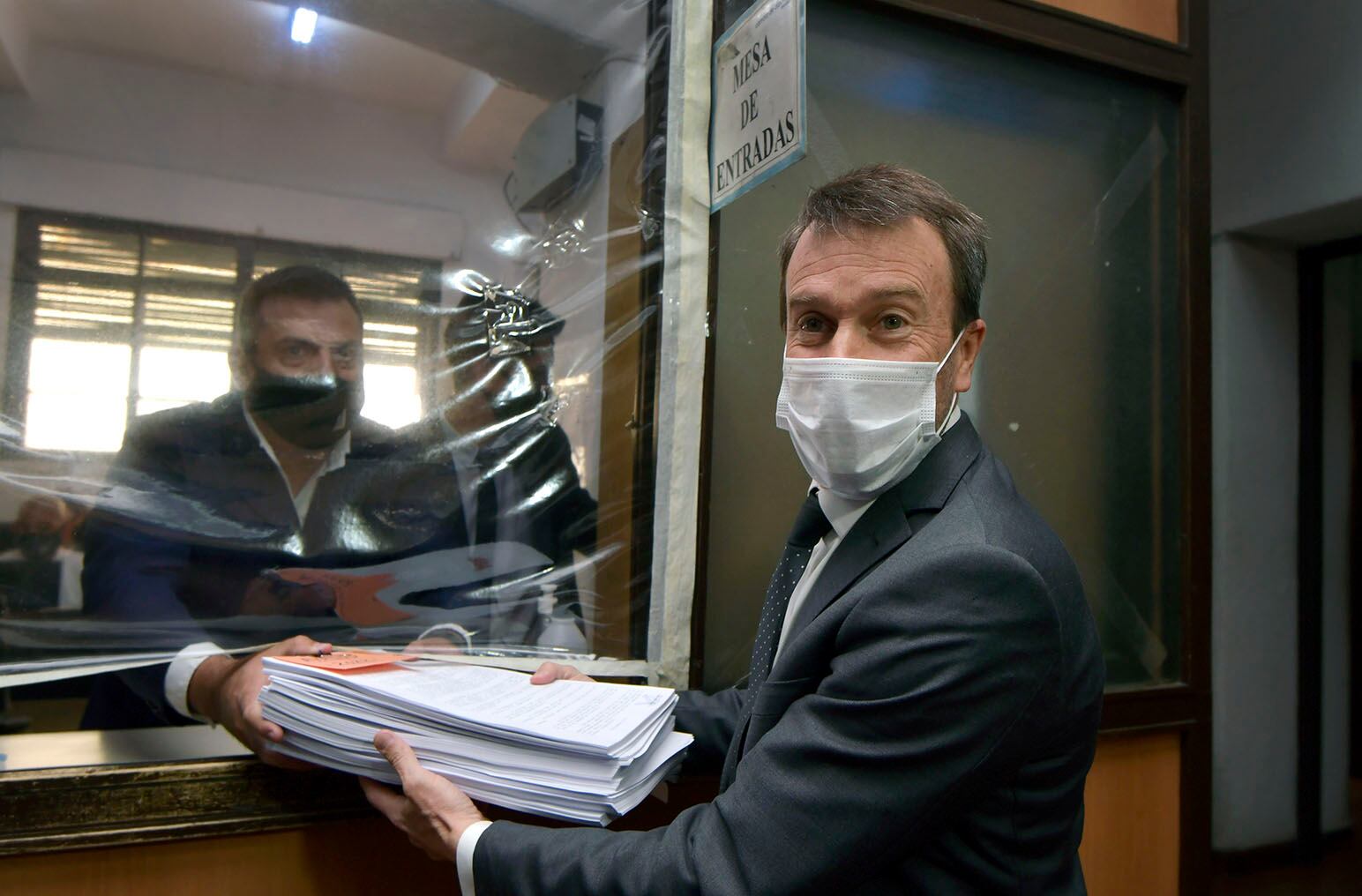 El ministro de Hacienda Lisandro Nieri presentó el proyecto de Ley del Presupuesto en Mesa de Entradas de la Cámara de Diputados. Foto: Foto: Orlando Pelichotti