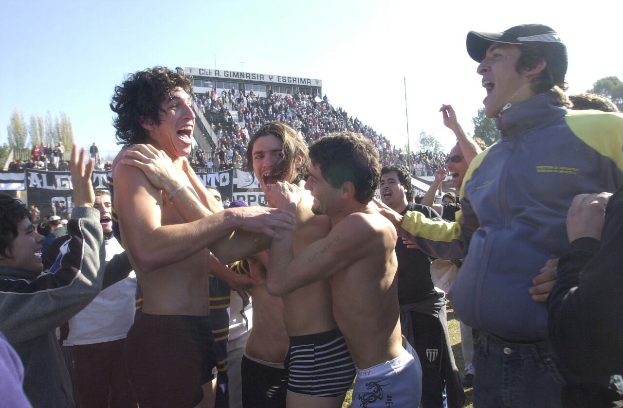 Los jugadores del Lobo empiezan el festejo en el campo de juego junto a sus hinchas.