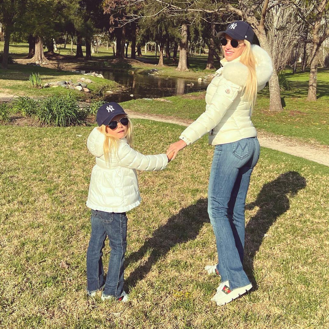 Luciana Salazar lució un jean y una campera blanca como su hija Matilda