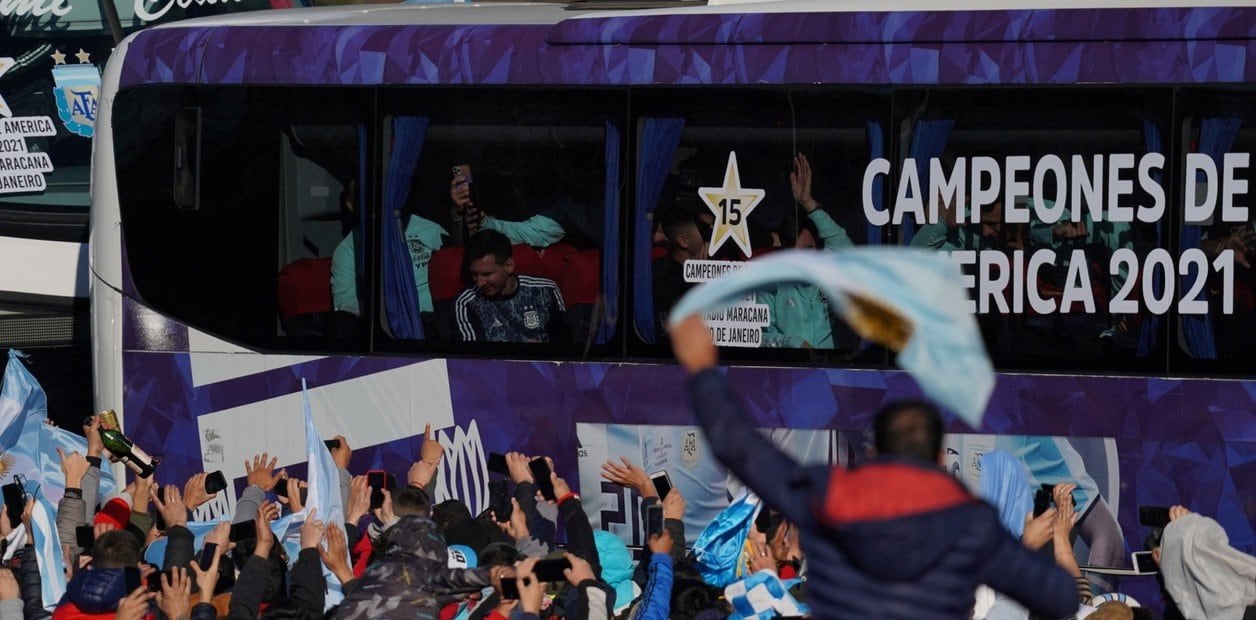 En la ventana del colectivo, Leo es reconocido por cientos de hinchas argentinos. Inolvidable. 