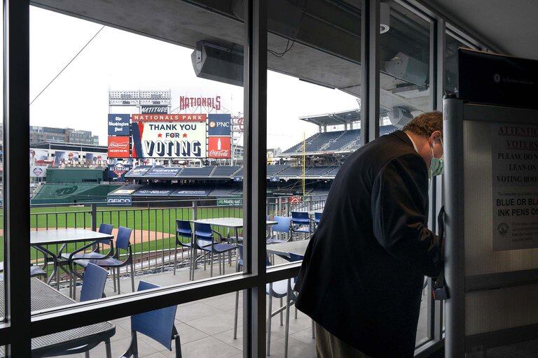 Michael Patrick Flanagan al votar en el estadio de los Nationals, en Washington, DC.