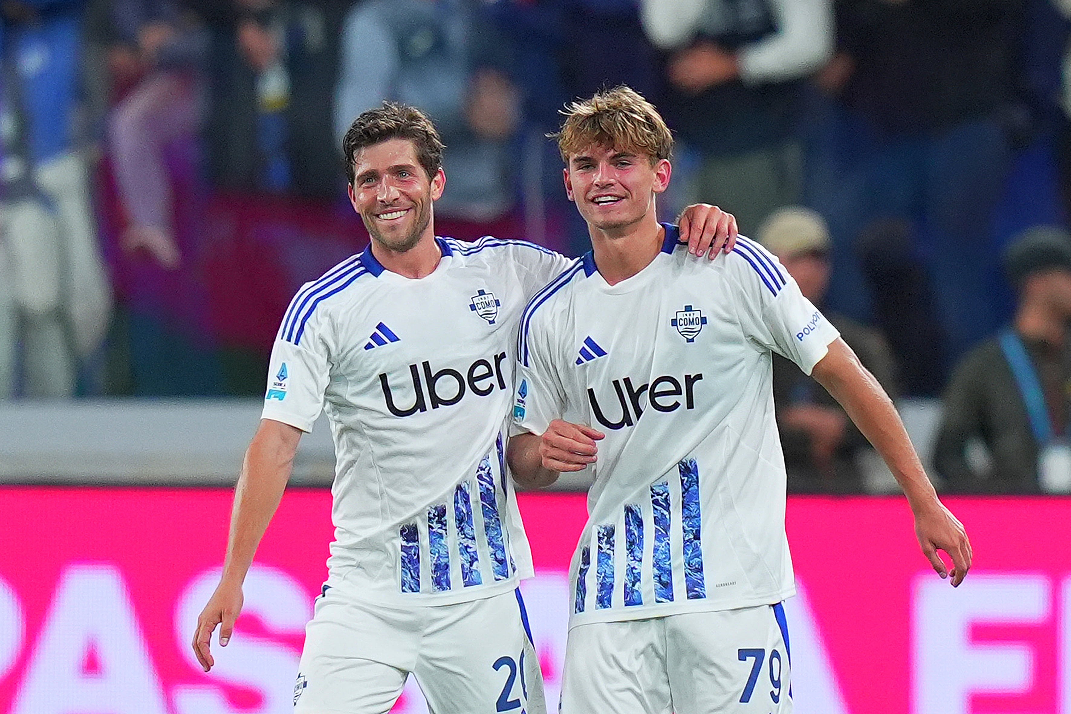 Nico Paz del Como celebra con Sergi Roberto tras anotar en el encuentro ante el Atalanta en la Serie A el martes 24 de septiembre del 2024. (Spada/LaPresse via AP)