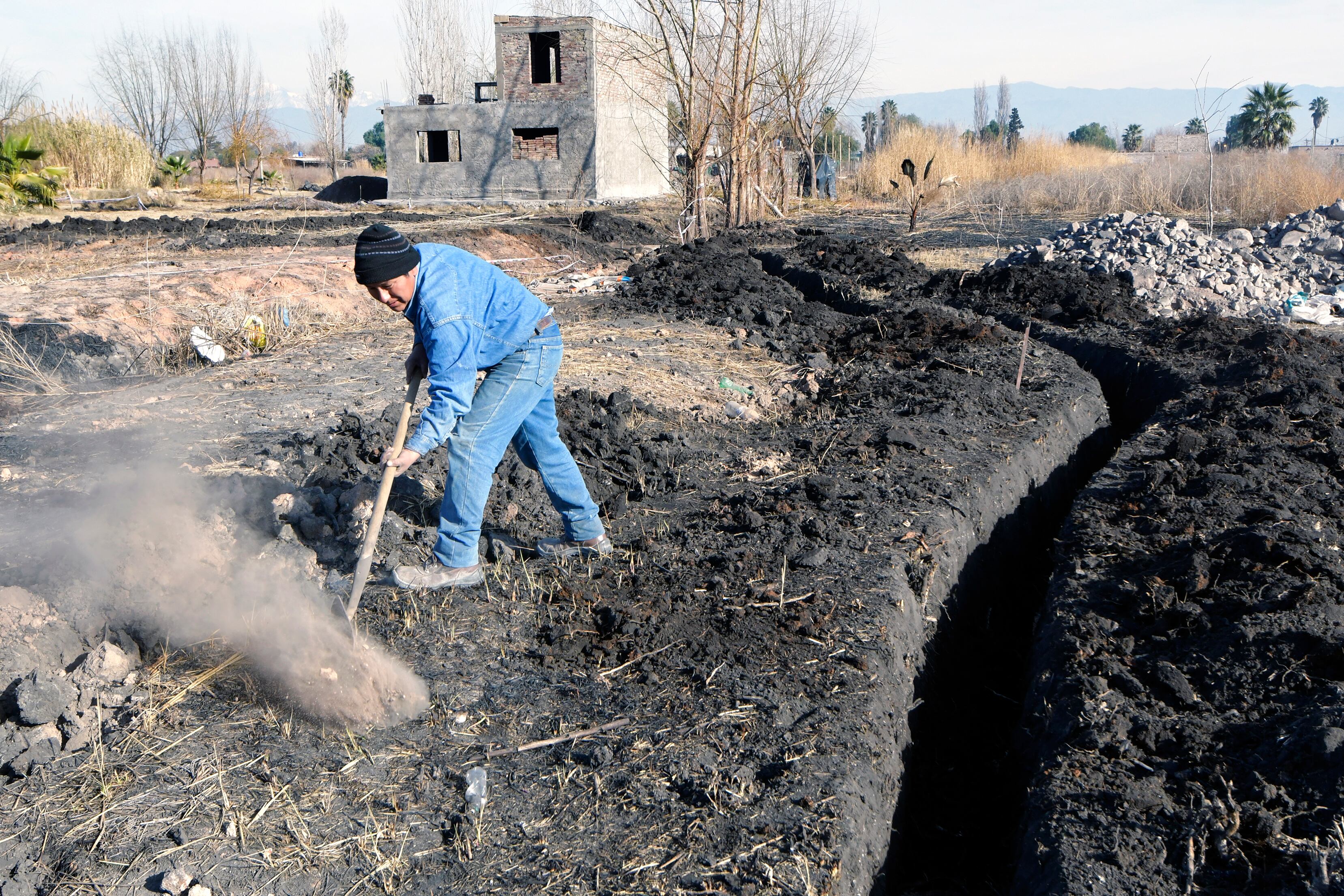 Incendio subterráneo en Kilómetro 8, donde la tierra está caliente y sale humo. Se cree que es por antiguos incendios provocados. 


Foto:Orlando Pelichotti / Los Andes