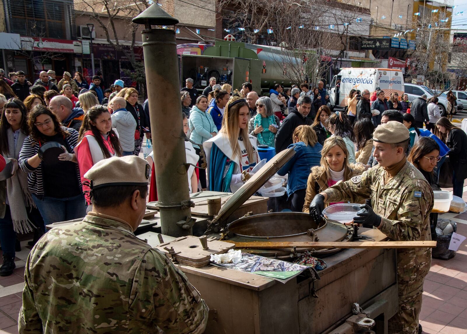 El intendente Matías Stevanato celebró el éxito del locro solidario del 9 de julio en Maipú. Foto: Prensa Maipú