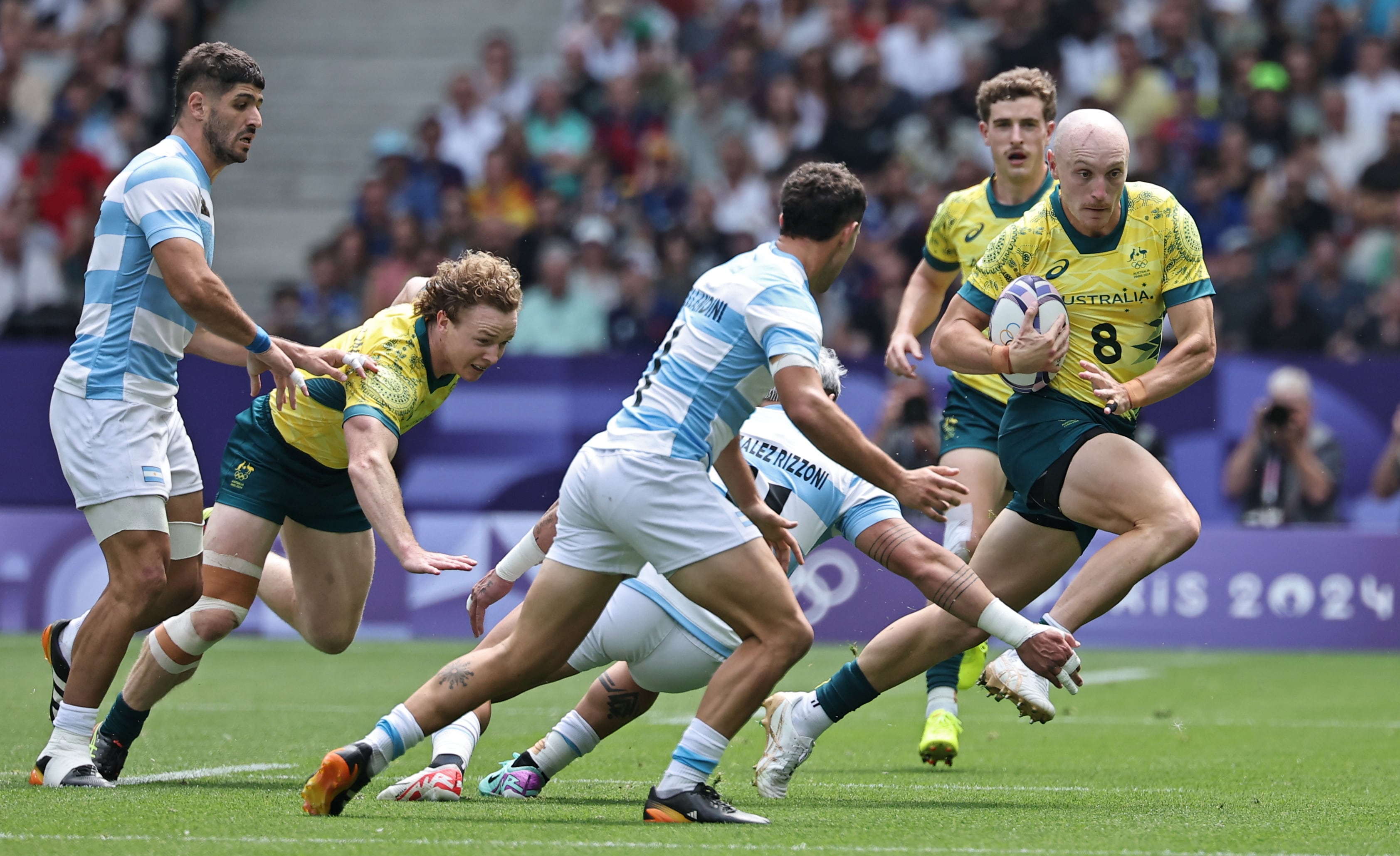 Saint-denis (France), 25/07/2024.- James Turner of Australia (R) in acton during the Men Pool B match Argentina against Australia of the Rugby Sevens competitions in the Paris 2024 Olympic Games, at the Stade de France in Saint Denis, France, 25 July 2024. (Francia) EFE/EPA/CHRISTOPHE PETIT TESSON
