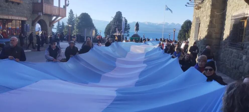 Vecinos de Bariloche realizaron un banderazo para que no trasladen el monumento de Roca. Foto: Diario Andino