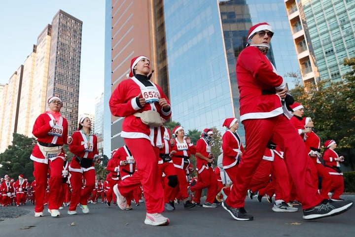 "The Santa Run 2024" en la Ciudad de México carrera de 15 kilómetros como parte de eventos conmemorativos previos a la navidad. Foto: EFE