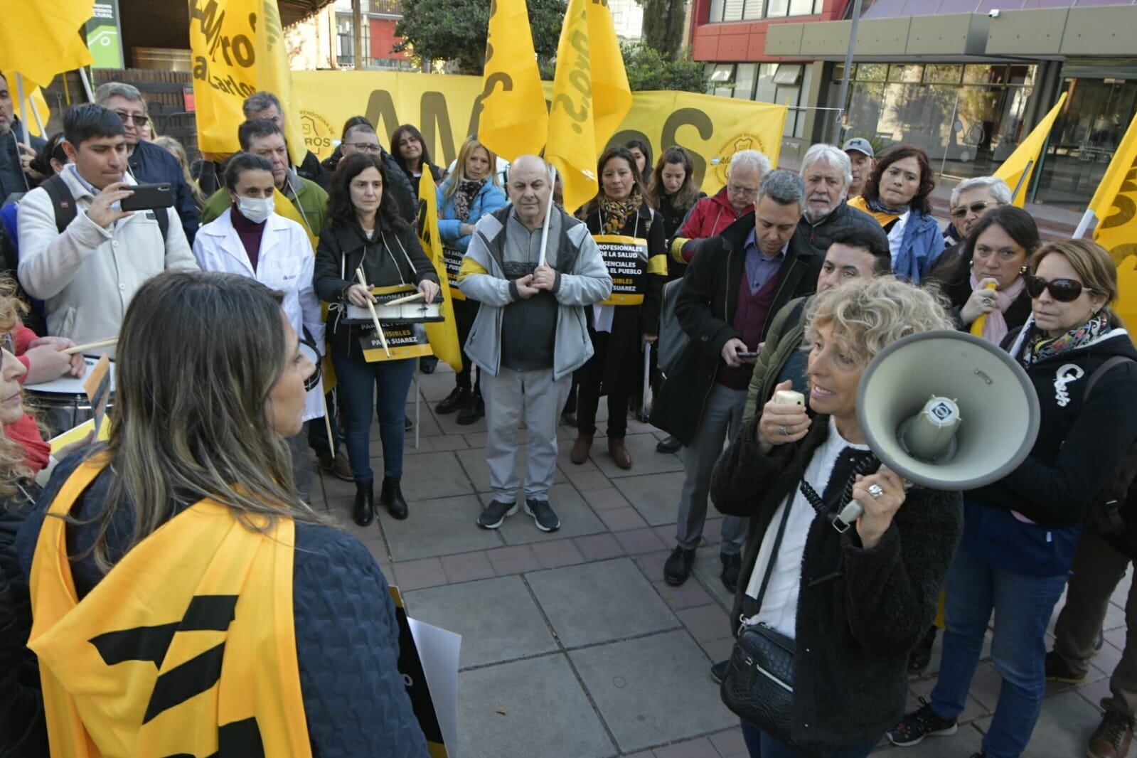 Claudia Iturbe habla ante los manifestantes de Ampros tras la reunión paritaria. (Orlando Pelichotti / Los Andes)