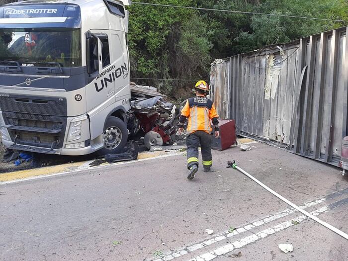 Así quedó el camión que terminó bloqueando la ruta. / Gentileza Andes Online.