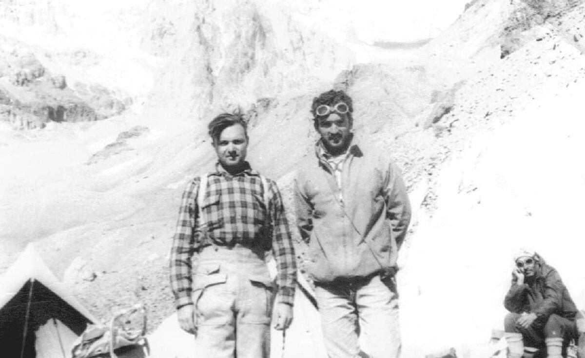 Ulises Vitale (izquierda) con su amigo Guillermo Vieiro (derecha, ya fallecido), en el Glaciar de los Polacos, cerro Aconcagua. (Gentileza)