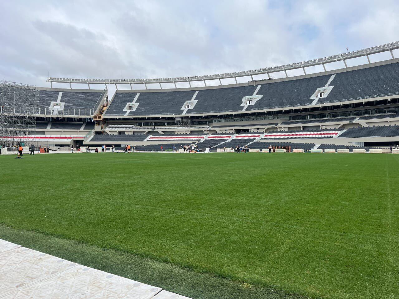 Así quedó el campo de juego del Monumental luego de los dos recitales de Paul McCartney.