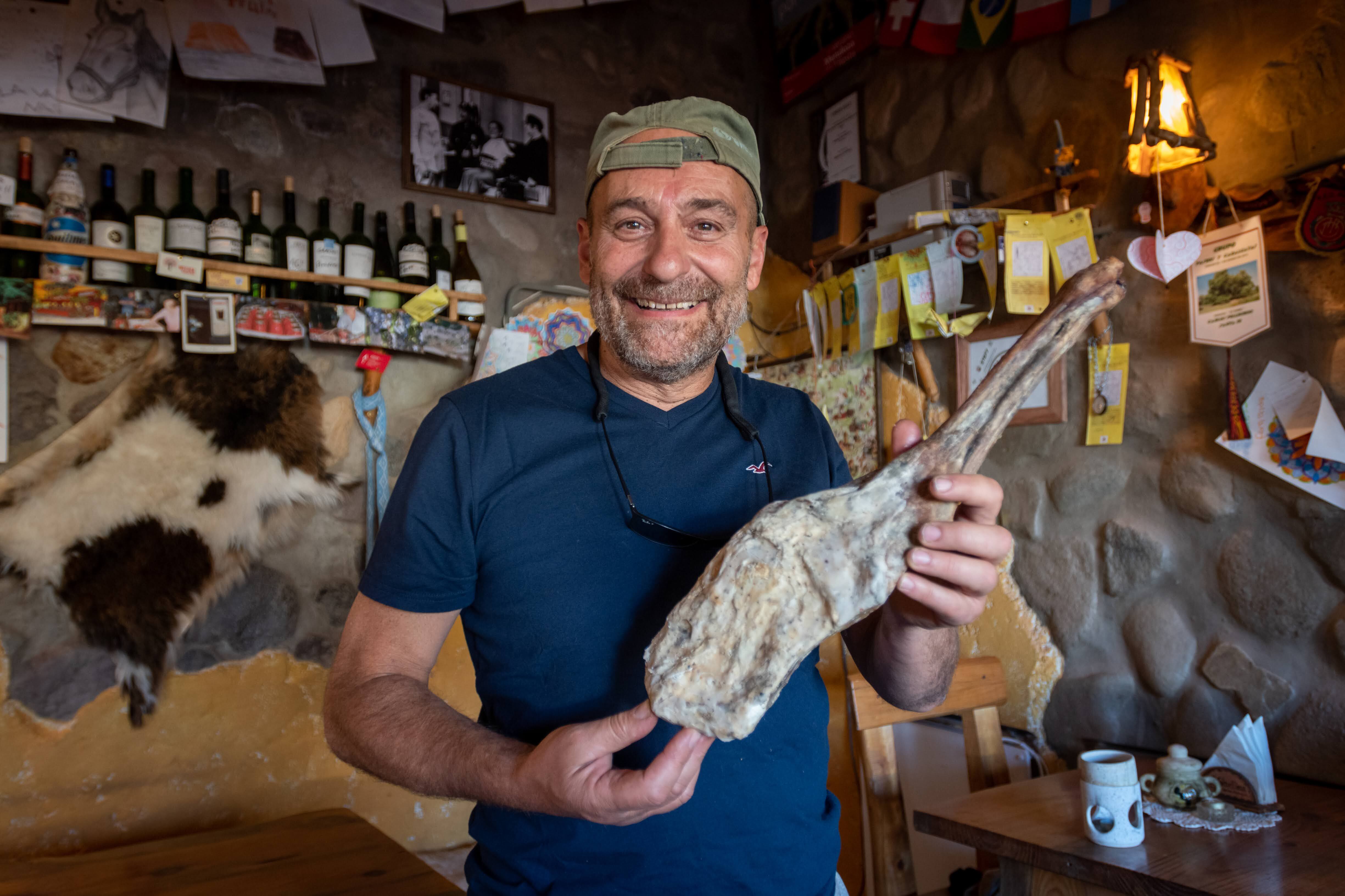 Sergio Gasparetti propietario de la Valtellina en el Valle de los Molles es el primero en hacer  jamón de chivo con métodos tradicionales.