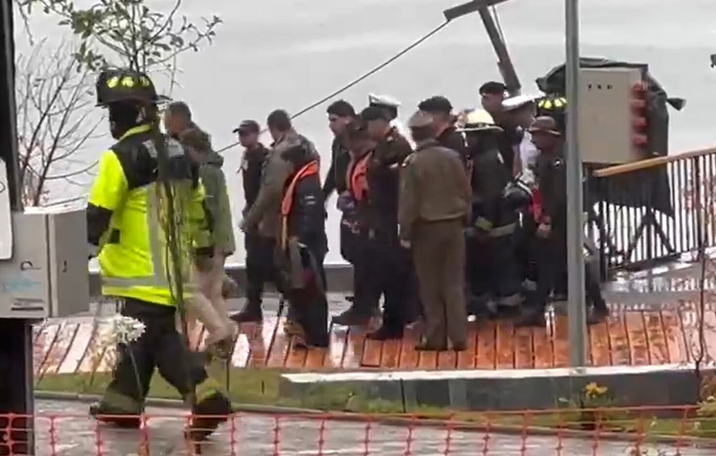 Carabineros y la Armada de Chile trasladan el cadáver del ex presidente desde el Río Ranco hacia la costa - Captura de video