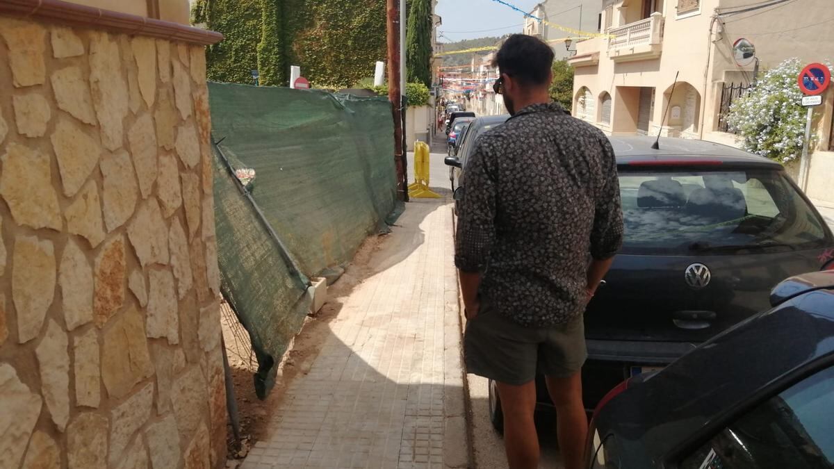 Un joven vecino contempla el lugar en el que quedó tendida la víctima. Foto: Diario de Mallorca