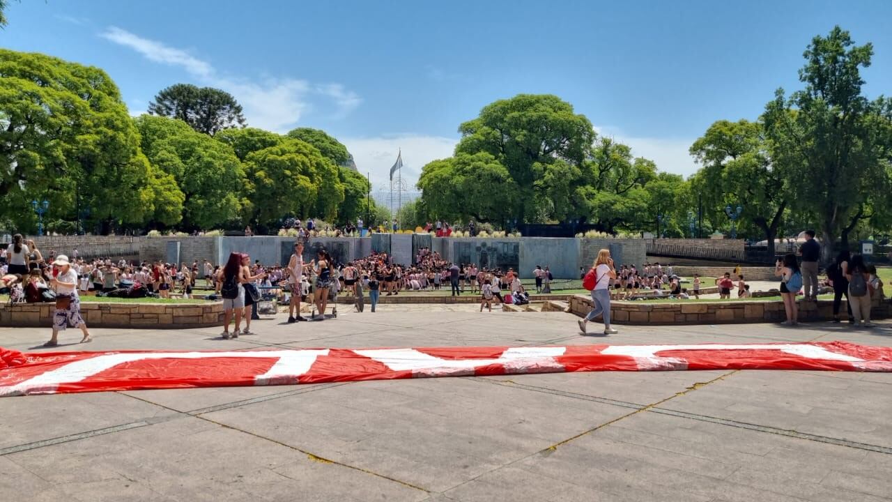 Alumnos de una secundaria de Ciudad causaron daños en la fuente de la plaza Independencia. / Foto: Mariana Villa