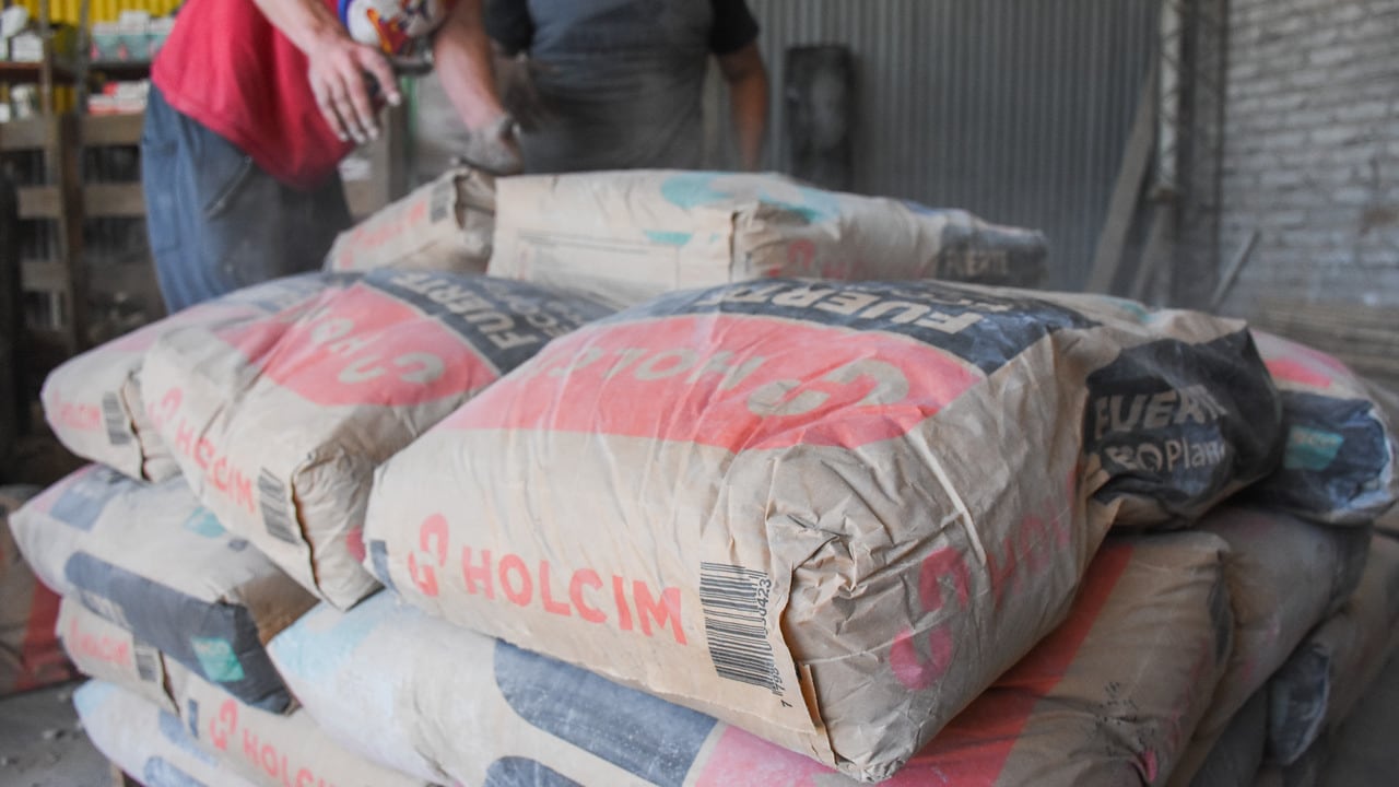 En el mercado minorista local, el valor de una bolsa de cemento de 50 kg. que en octubre rondó los $1.288, actualmente cuesta en promedio cerca de $1.437. Foto: Mariana Villa / Los Andes