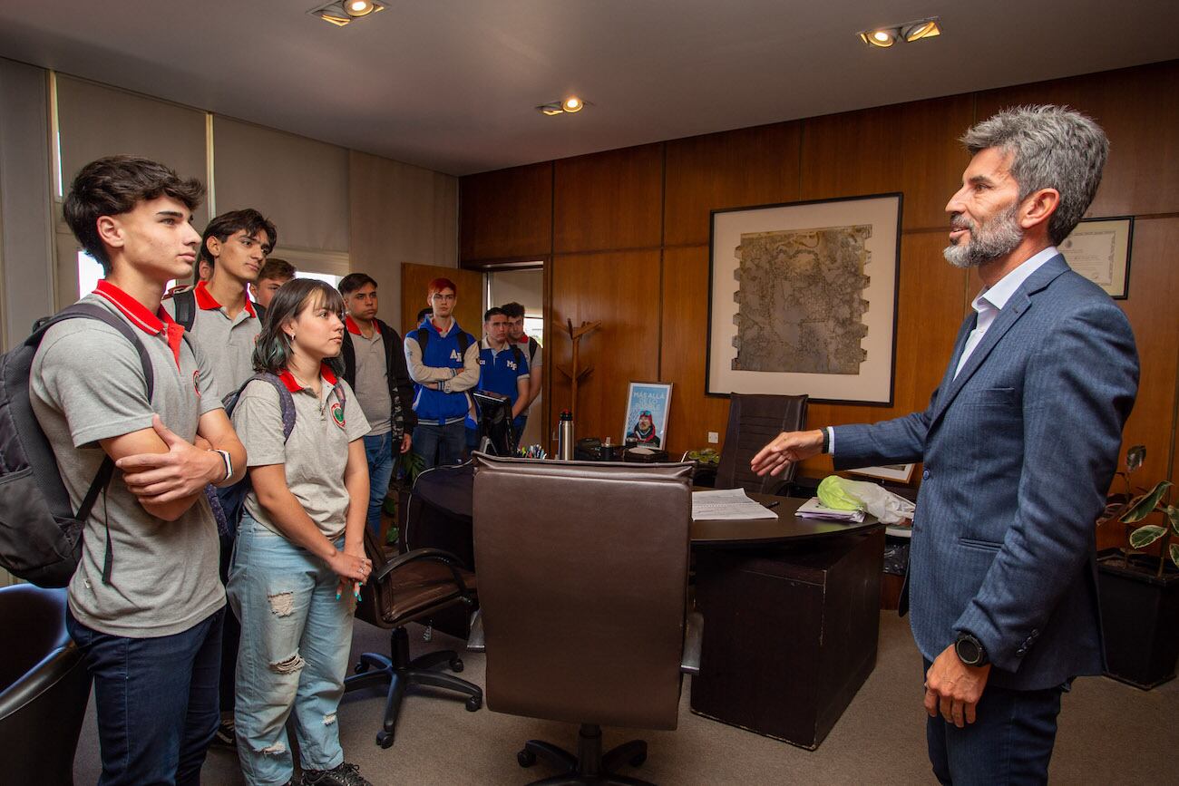 Ulpiano Suarez recibió a estudiantes que están realizando sus pasantías en el municipio