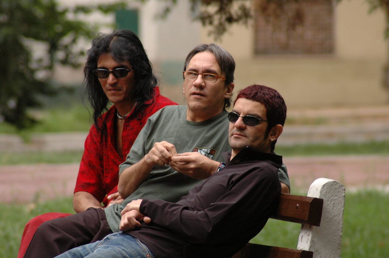 MENDOZA. 05-03-05    LOS ENANITOS VERDES

LA BANDA DE ROCK MENDOCINA LOS ENANITOS VERDES TOCARA EN LA REPETICION DEL ACTO CENTRAL DE LA VENDIMIA 2005. FELIPE STAITI (DE ROJO), MARCIANO CANTERO (DE VERDE) Y DANIEL PICCOLO (DE NEGRO).