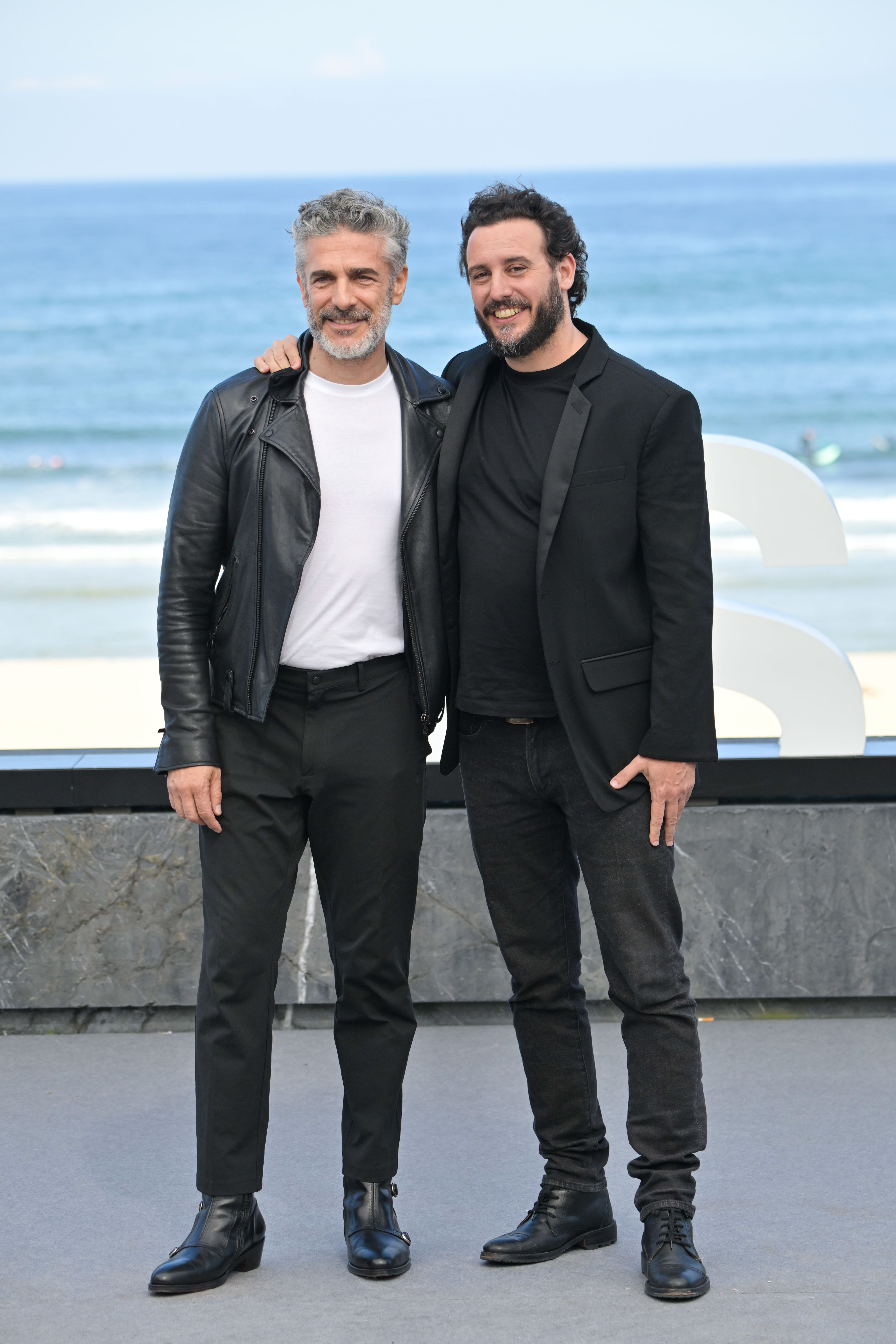 Leonardo Sbaraglia y Diego Lerman en San Sebastián. Cr. Federico Romero / Netflix ©2024