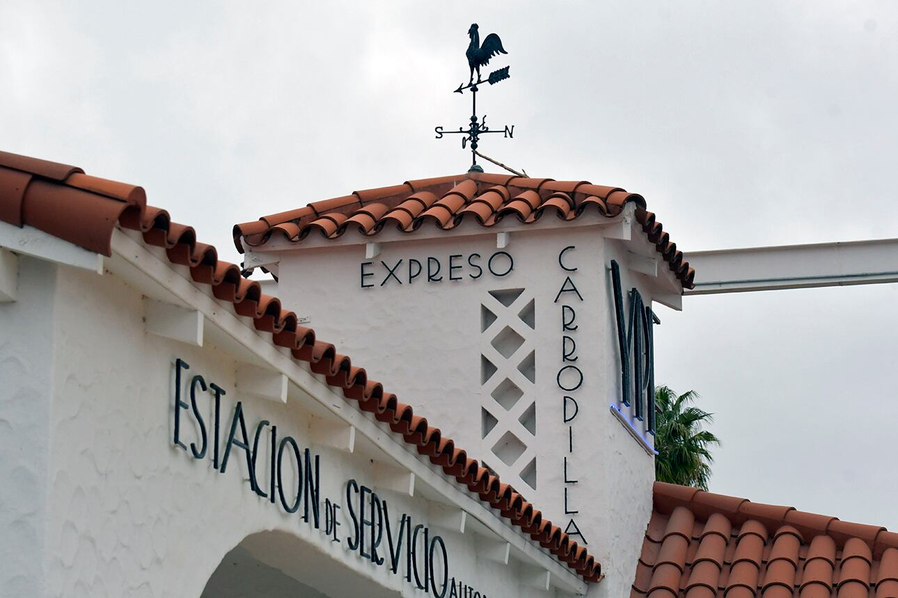 La veleta  casi centenaria sobre el tejado de la ex-estación de servicio YPF, de San Martín y Paso, en Carrodilla. Foto: Orlando Pelichotti