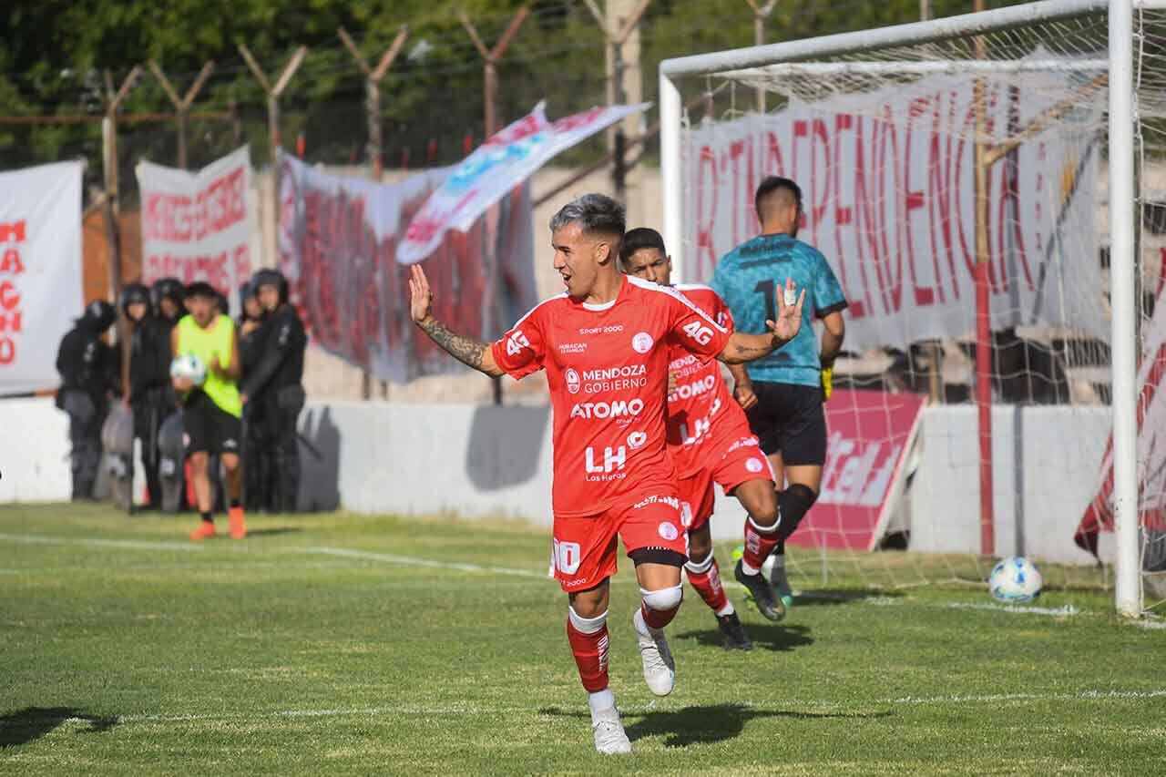 Agustín Verdugo autor del primer gol de Huracán Las Heras
Foto: José Gutierrez / Los Andes 