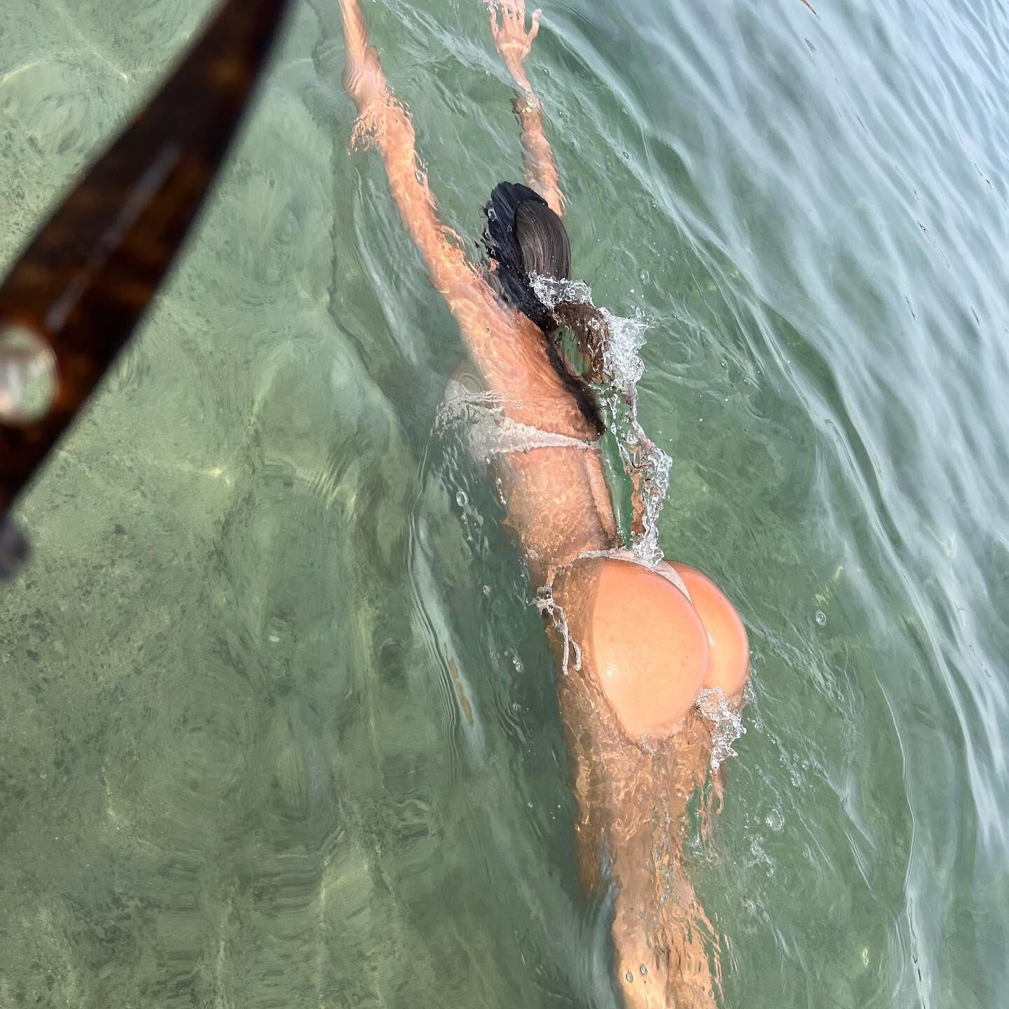 Floppy Tesouro nadó como una sirena en el mar de Ibiza con una microbikini